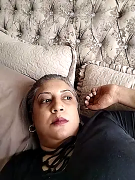 Snapshot of IndianLara chatting on 11.14.25 IndianLara online show from 11.14.25