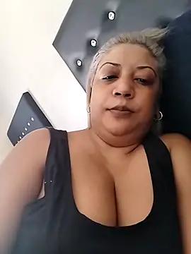 Snapshot of IndianLara chatting on 11.19.25 IndianLara online show from 11.19.25