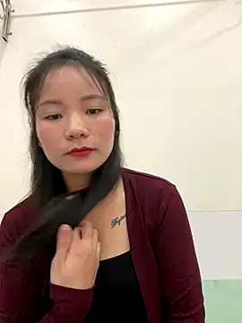 Bee Yellow00 online show from 10.24.25