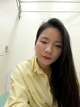 Bee Yellow00 online show from 12.04.25