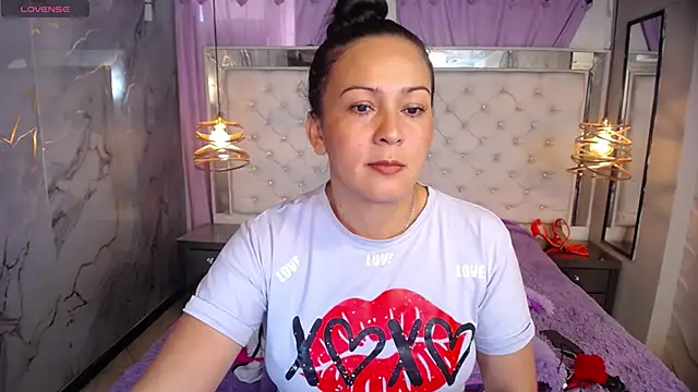 Snapshot of Melissa-roberts chatting on 11.27.25 Melissa-roberts online show from 11.27.25