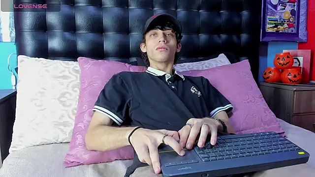 Snapshot of Khalid16_ chatting on 10.30.25 Khalid16 online show from 10.30.25