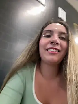 Snapshot of sarah_honey__ chatting on 05.20.26 sarah honey online show from 05.20.26