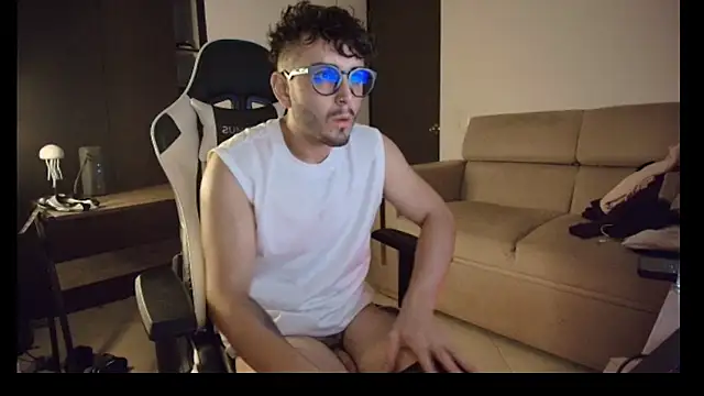 Snapshot of lionandreough chatting on 10.25.25 lionandreough online show from 10.25.25