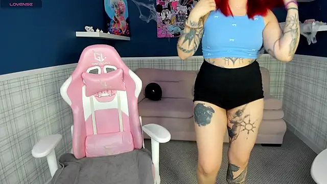 Snapshot of Susie_Reverse chatting on 10.28.25 Susie Reverse online show from 10.28.25