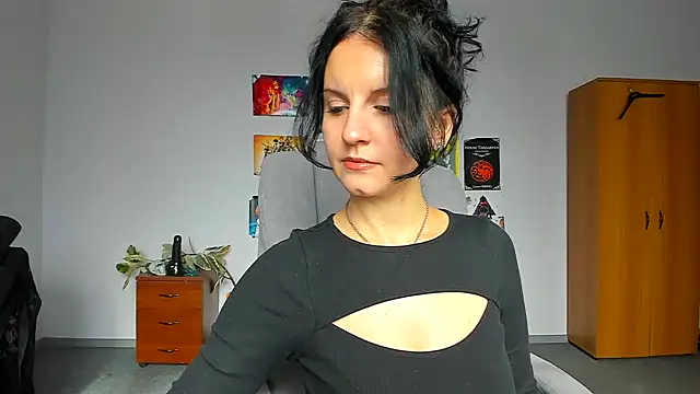 Snapshot of StellaAnia chatting on 10.28.25 StellaAnia online show from 10.28.25