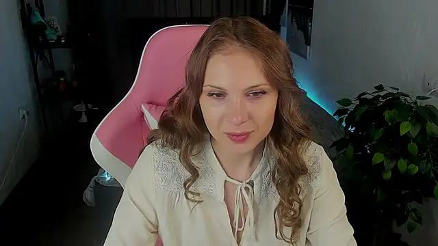 Snapshot of Alma_Diaz chatting on 10.29.25 Alma Diaz online show from 10.29.25