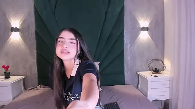 EmiliClarke online show from 04.07.26