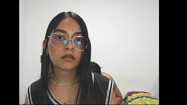 Snapshot of ALICE_JULIETA chatting on 11.04.25 ALICE JULIETA online show from 11.04.25