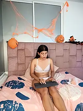 YeseniaRodriguez3 online show from 10.25.25
