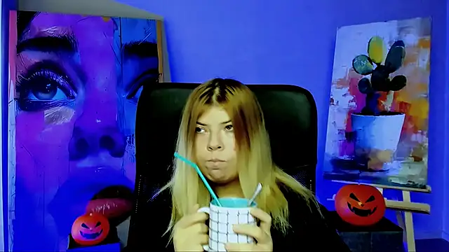 Snapshot of EvaDarc chatting on 10.28.25 EvaDarc online show from 10.28.25