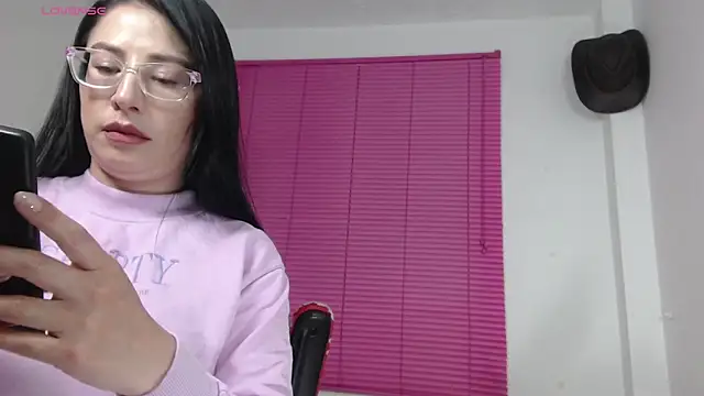 Snapshot of Emma_Hotkiss chatting on 04.14.26 Emma Hotkiss online show from 04.14.26