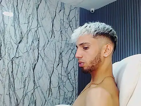 Snapshot of gregori_latin19 chatting on 10.31.25 gregori latin19 online show from 10.31.25