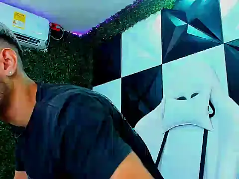 Snapshot of gregori_latin19 chatting on 10.31.25 gregori latin19 online show from 10.31.25