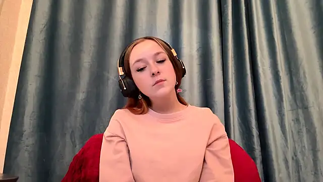 Snapshot of HOTBellakle chatting on 10.29.25 HOTBellakle online show from 10.29.25