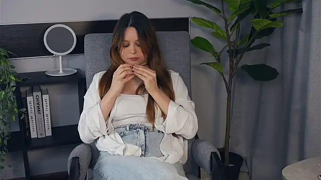 Snapshot of RacquelSookoo chatting on 10.28.25 RacquelSookoo online show from 10.28.25