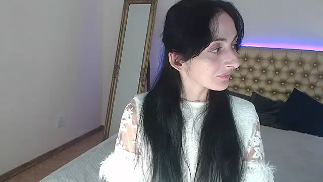 Snapshot of HayleyMills chatting on 10.28.25 HayleyMills online show from 10.28.25