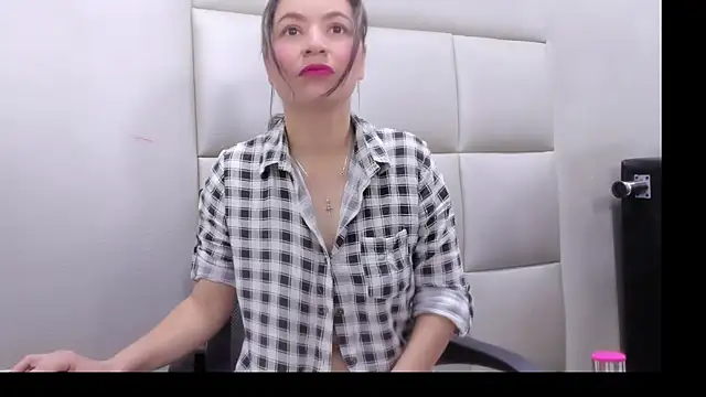 Snapshot of HannMachinne chatting on 10.27.25 HannMachinne online show from 10.27.25