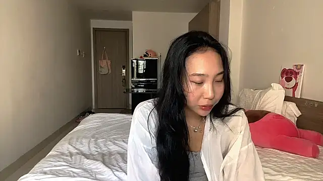 Snapshot of LizParadiz chatting on 10.31.25 LizParadiz online show from 10.31.25