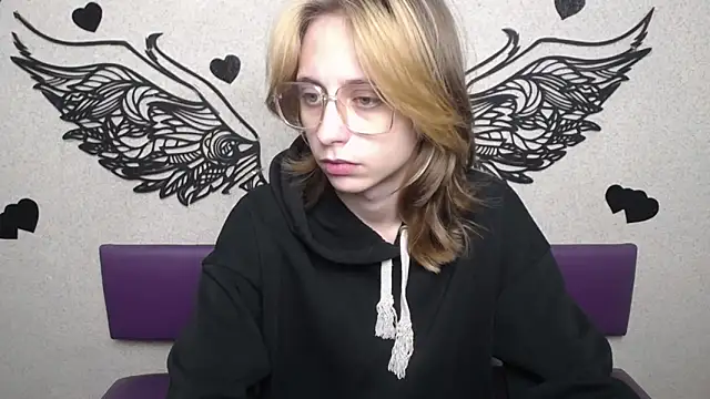 TracyLll online show from 11.16.25