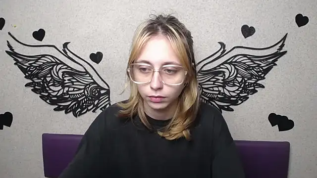 TracyLll online show from 11.21.25