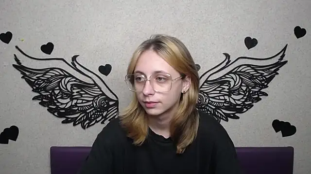 TracyLll online show from 11.22.25