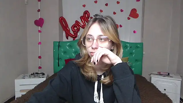 TracyLll online show from 02.13.26