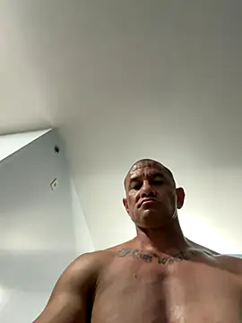 Snapshot of HighonTee chatting on 10.28.25 HighonTee online show from 10.28.25