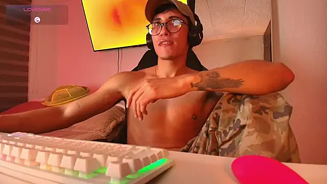 Emilio Rhys online show from 11.21.25