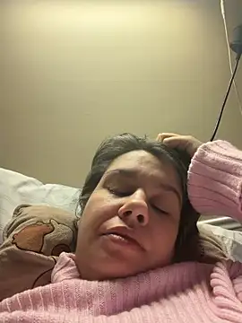 Snapshot of Carolineisback chatting on 03.04.26 Carolineisback online show from 03.04.26