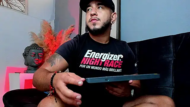 Snapshot of MarcusConnor chatting on 11.12.25 MarcusConnor online show from 11.12.25