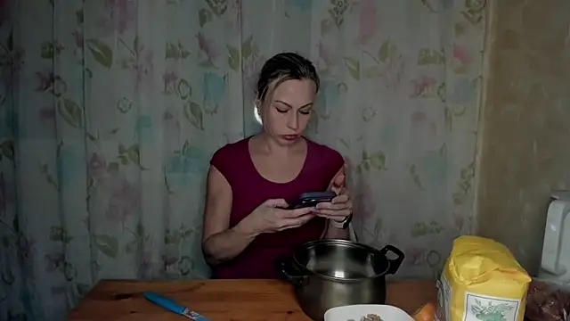 Snapshot of Elle_Milfa chatting on 04.10.26 Elle Milfa online show from 04.10.26