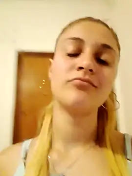 Snapshot of larubia_arg chatting on 11.15.25 larubia arg online show from 11.15.25