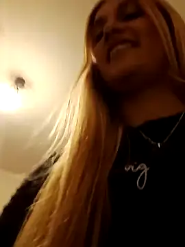 Snapshot of larubia_arg chatting on 11.17.25 larubia arg online show from 11.17.25