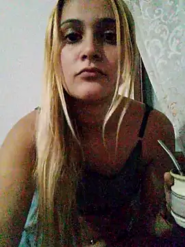 Snapshot of larubia_arg chatting on 04.26.26 larubia arg online show from 04.26.26
