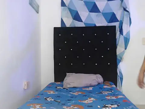 Snapshot of zoelittle3 chatting on 10.31.25 zoelittle3 online show from 10.31.25