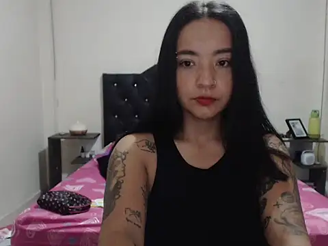 Snapshot of Girlbigtits chatting on 11.13.25 Girlbigtits online show from 11.13.25