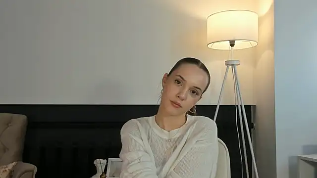 Snapshot of TovaDage chatting on 10.31.25 TovaDage online show from 10.31.25