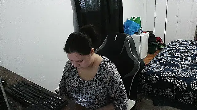 Snapshot of GlitterAuburn chatting on 04.29.26 GlitterAuburn online show from 04.29.26