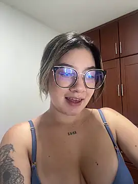 Snapshot of Eve_Miiller chatting on 04.15.26 Eve Miiller online show from 04.15.26