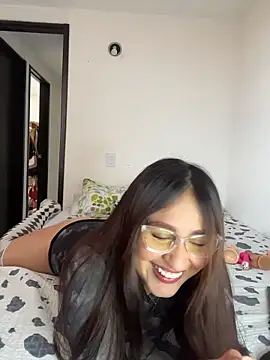 Snapshot of Saray_lo chatting on 11.06.25 Saray lo online show from 11.06.25