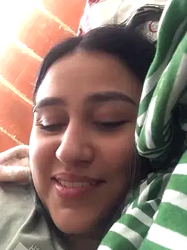 Snapshot of Saray_lo chatting on 11.15.25 Saray lo online show from 11.15.25