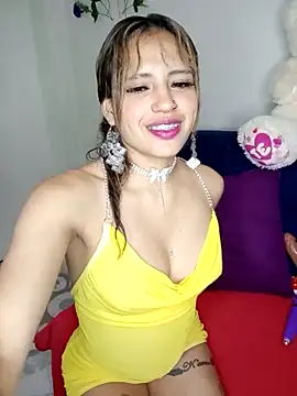 Snapshot of BellaChiquis_ chatting on 11.07.25 BellaChiquis online show from 11.07.25