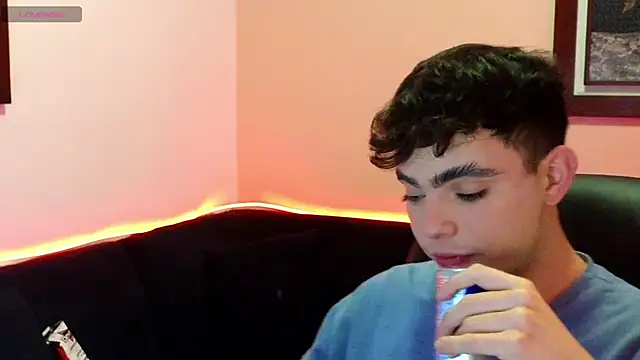 Snapshot of petitegigant33 chatting on 10.31.25 petitegigant33 online show from 10.31.25