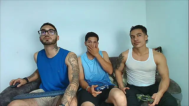 Snapshot of thebadboys05 chatting on 11.05.25 thebadboys05 online show from 11.05.25