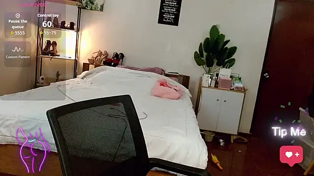 Snapshot of Lolitaloove69 chatting on 11.15.25 Lolitaloove69 online show from 11.15.25