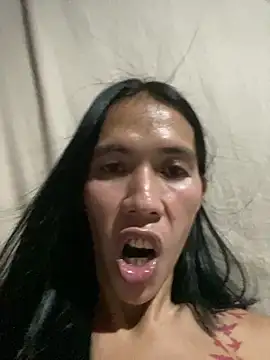 Snapshot of bellaUtops chatting on 11.23.25 bellaUtops online show from 11.23.25