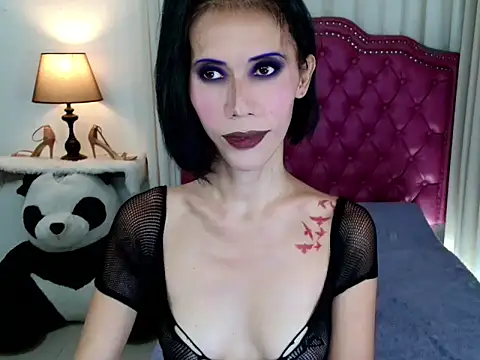 Snapshot of bellaUtops chatting on 11.26.25 bellaUtops online show from 11.26.25