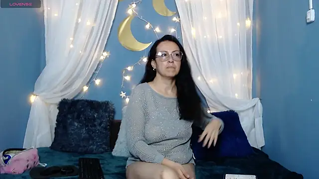 Snapshot of Lauryn_Jones chatting on 11.21.25 Lauryn Jones online show from 11.21.25