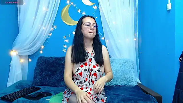 Snapshot of Lauryn_Jones chatting on 11.25.25 Lauryn Jones online show from 11.25.25